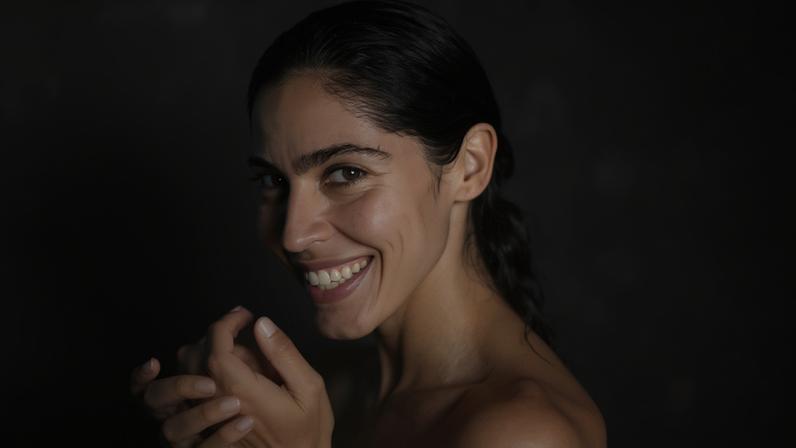 Bela Gil posa para o namorado Lula Cerri, que é diretor de fotografia