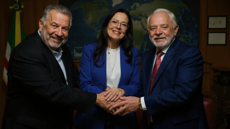 ACORDO - Juliana com Carlos Lupi e Lula: ex-deputada do PDT foi escolhida para unificar o palanque do presidente (Ricardo Stuckert/PR)