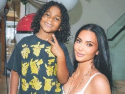 Kim Kardashian ao lado do filho caçula, Psalm West, em aniversário de 7 anos