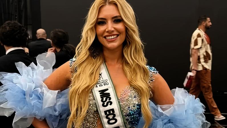 Miss Brasil Joana Camargo sofre tombo em palco no Egito