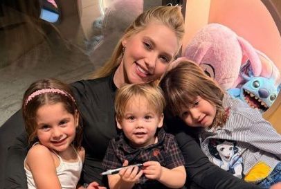 Virginia publica foto com os filhos após chegar de Dubai