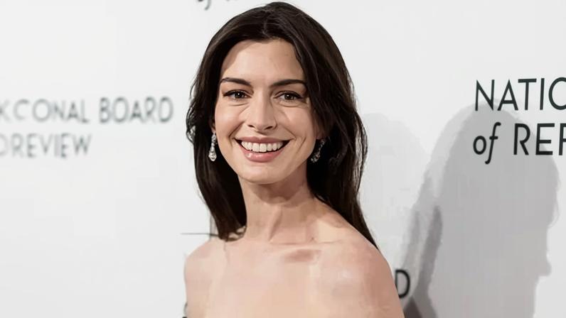 Anne Hathaway usando Giorgio Armani