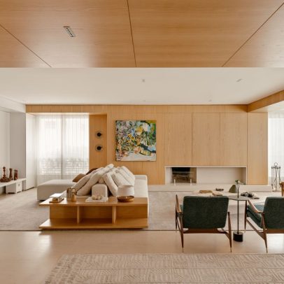 Painéis de madeira e muxarabi organizam ambientes em apartamento de 270 m²