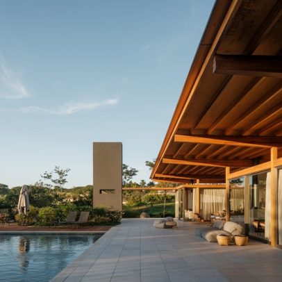 Casa de madeira e concreto aposta em soluções sustentáveis
