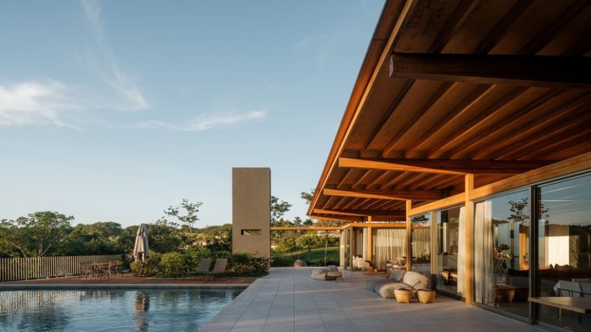 ÁREA EXTERNA | A arquitetura, definida por três elementos essenciais — concreto, madeira e água —, aposta em varandas generosas, terraços e uma piscina que se encaixa na paisagem natural. Estrutura de madeira executada pela Ita Engenharia em Madeira. Estrutura de concreto da Stec do Brasi. Construção da F2 Engenharia