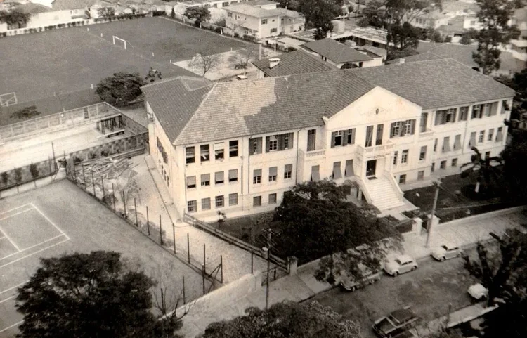 Há um século, alunos atravessam a entrada da St. Paul's, no Jardim Paulistano — escola que completa 100 anos em 2026. (St. Paul's/Divulgação)