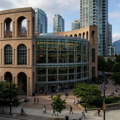 Edifício de 37 mil m² inspirado no Coliseu, inaugurado em 1995 como polo cultural