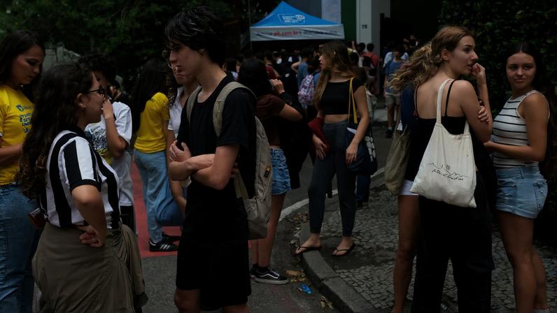Candidatos chegam para o primeiro dia de provas do Exame Nacional do Ensino Médio (Enem), na Universidade Santa Úrsula, em Botafogo. Foto: Fernando Frazão/Agência Brasil