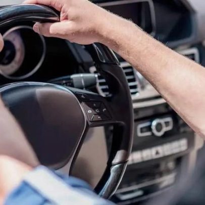 Engenharia de precisão em carros de luxo avança com ciência do clique perfeito