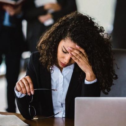 Empresas podem adotar medidas concretas para a saúde mental, diz especialista