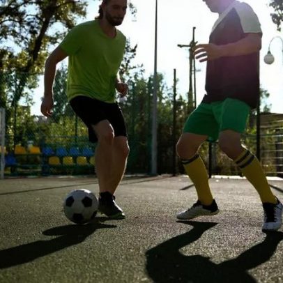 Futebol pode ser arriscado para sedentários, dizem especialistas.