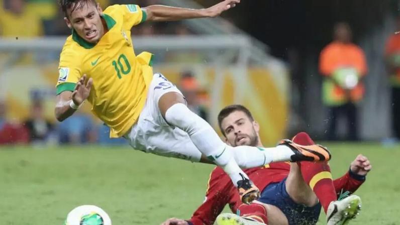 Gerard Piqué como jogador da seleção espanhola em disputa de bola com Neymar na Copa das Confederações realizada no Brasil, em 2013.