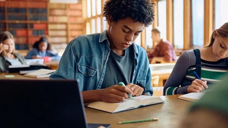 O vestibular é a principal porta de entrada em universidades públicas e privadas no Brasil