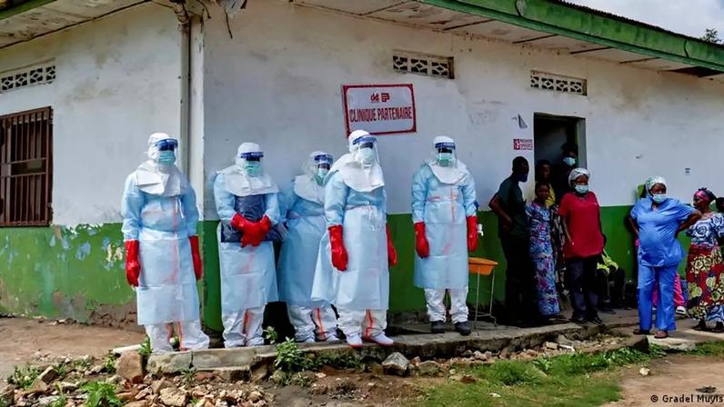 Equipe da Cruz Vermelha trabalha na desinfecção de um hospital em Rwampara, no Congo, após uma morte por ebola