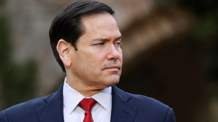 O Secretário de Estado Marco Rubio em Cernay-la-Ville perto de Paris, França, em 27 de março de 2026. (Arquivo)