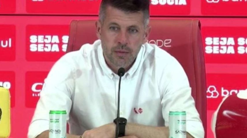 Pezzolano durante entrevista coletiva, no Beira-Rio –