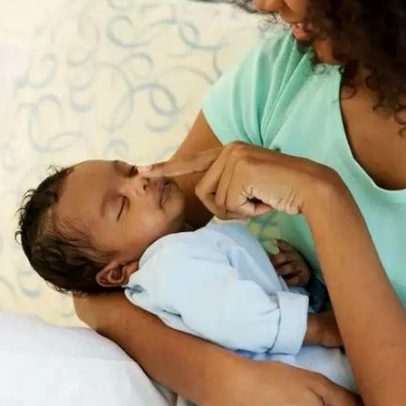 Carinho acalma birras e pode moldar o cérebro infantil, aponta estudo