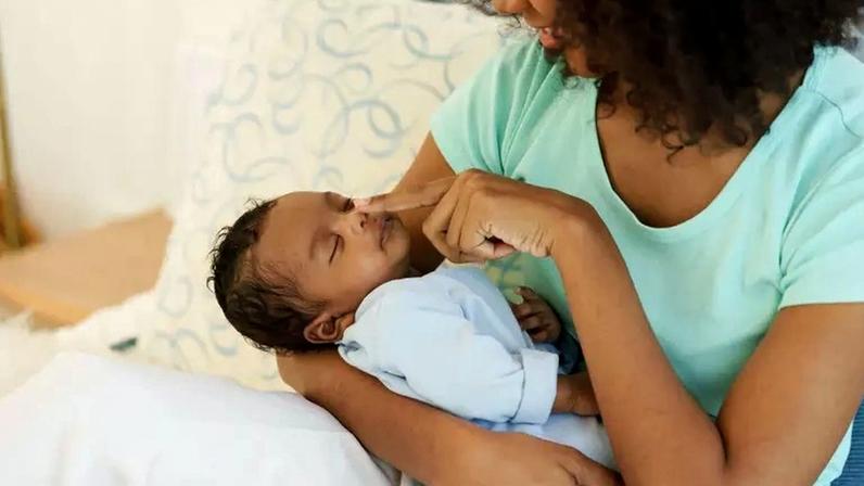 Conheça as fibras táteis C e descubra como o toque afetuoso dos pais ativa o cérebro social das crianças, reduzindo o estresse e a ansiedade