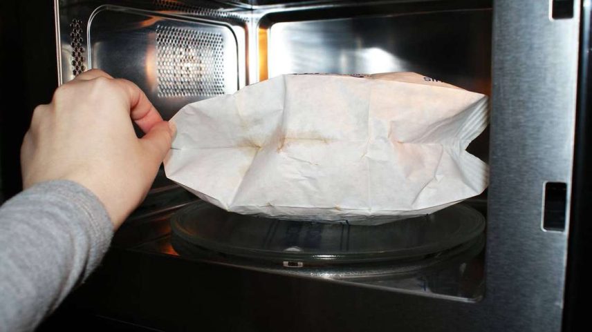 Dentro do forno, as micro-ondas fazem moléculas vibrar, enquanto o susceptor cria uma superfície superaquecida que acelera o preparo da pipoca – depositphotos.com / Elena_Shap84.mail.ru