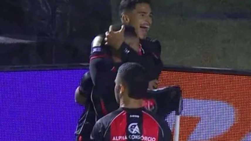 Reprodução - Legenda: Vitória 'atropela' Coritiba no Barradão / Jogada10
