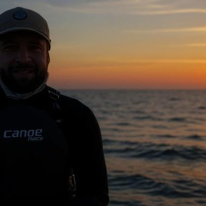 Surfista brasileiro é operado após ser atingido no coração por peixe-espada