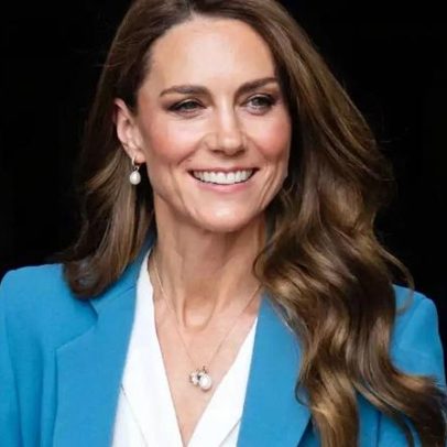 Motivo da descida de Kate Middleton de costas na escada do avião