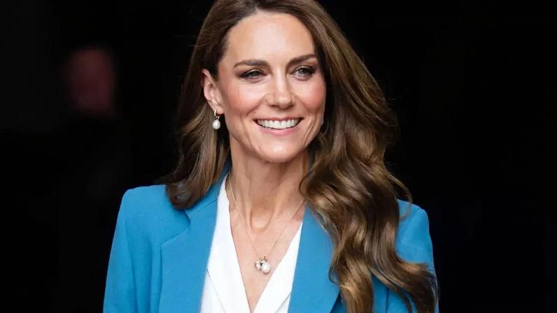 Kate Middleton surpreende ao descer de costas de avião militar. Descubra a regra de segurança oculta que a princesa usou para evitar acidentes