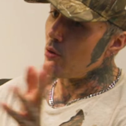 Oli Sykes explica por que chama fãs para cantarem no palco