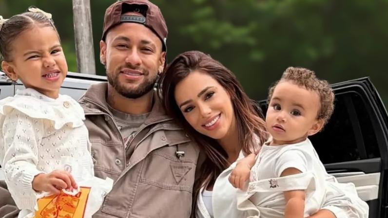 Copa 2026: Neymar usou tênis Puma na cor Ice Coffee ao se apresentar à Seleção em 27 de maio de 2026; sua filha Mavie roubou a cena com popular biscoito nas mãos.