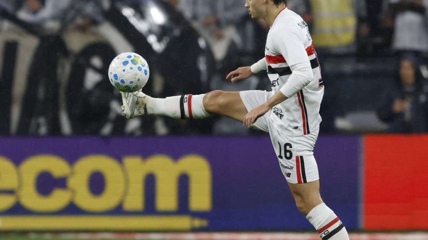 Bobadilla tem gesto avaliado pelo VAR e correu risco de expulsão.
