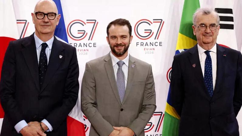 Roland Lescure (à esquerda), ministro da Economia da França, e François Villeroy de Galhau, presidente do Banco Central francês, recebem Dario Durigan (centro), ministro da Fazenda do Brasil. 18 de maio de 2026
