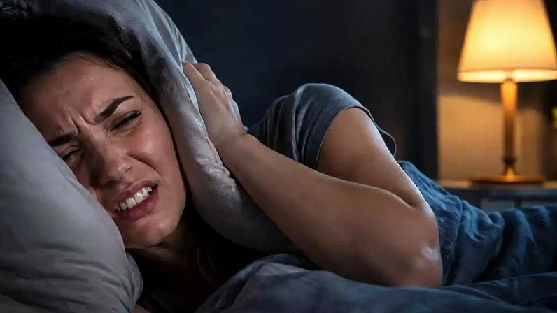 Mosquito rondando ouvido de mulher enquanto dorme