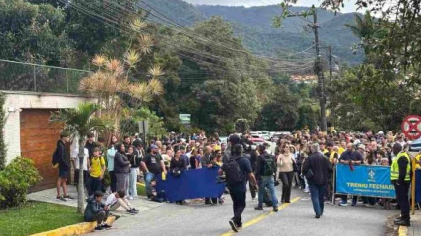 Torcedores cercam Granja Comary em último treino da Seleção antes de amistoso no Maracanã –