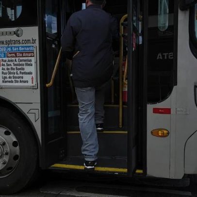 Dar bom dia ao motorista do ônibus vai além da gentileza, dizem psicólogos