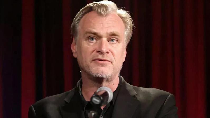 Christopher Nolan revelou que nunca teve celular smartphone nem usou e