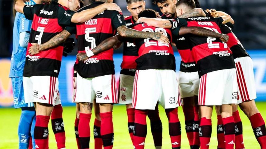 Jogadores do Flamengo em partida contra o Bragantino