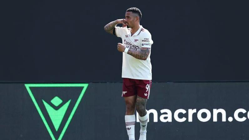 Gabriel Jesus comemorando um dos gols da vitória do Arsenal sobre o Crystal Palace -