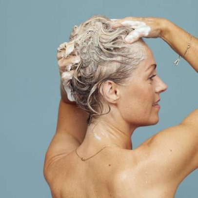 Três ajustes simples para cabelo de salão sem frizz em casa