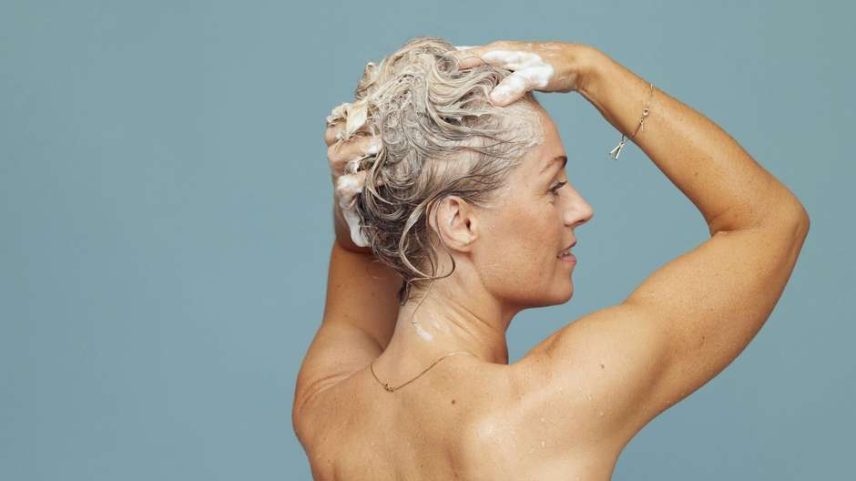 Quer um cabelo de salão sem sair de casa? Veja as dicas de Camila Drummond sobre lavagem, finalização e os truques certos para acabar com o frizz e o brilho