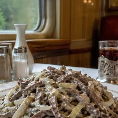 Salada do Passageiro, clássico soviético dos trens com vagões-restaurante