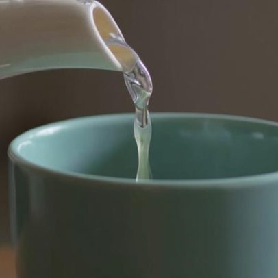 Beber água quente ao acordar faz bem? O que diz a tendência chinamaxxing