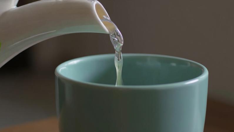 Beber água quente ao acordar faz bem? O que diz a tendência chinamaxxing