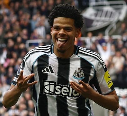 Osula faz dois gols e Newcastle aproxima West Ham da derrota