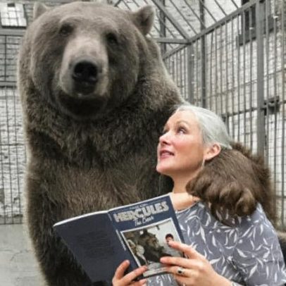 Casal adota urso Hércules e o cria como parte da família