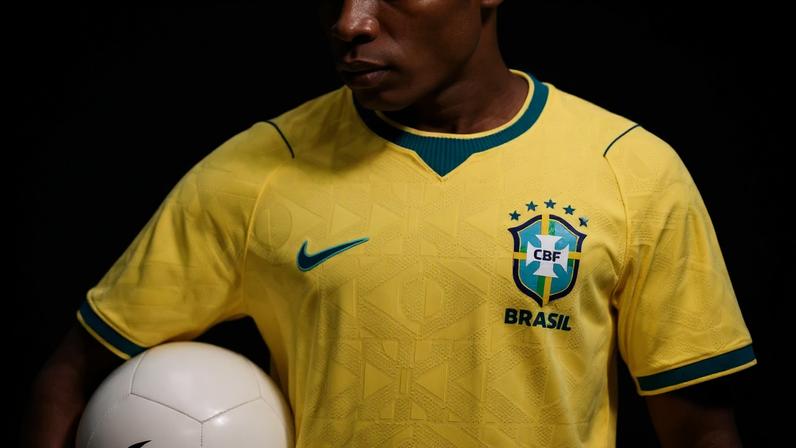 Modelo veste uniforme da Seleção Brasileira para a Copa do Mundo de 2026, vendida pela Nike por R$ 749,99