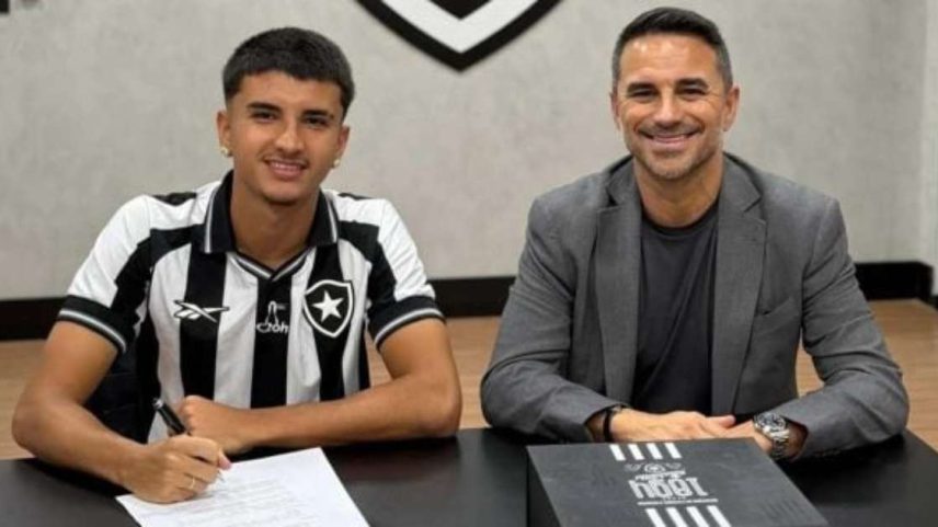 Martin Caetano, filho do diretor de seleções da CBF, Rodrigo Caetano, renovou contrato com o Botafogo nesta quinta-feira (14). Além do atacante do sub-20, o Glorioso informou que ampliou o vínculo de mais dois jogadores da mesma categoria: do goleiro João Vitor e do lateral-direito Rogério.