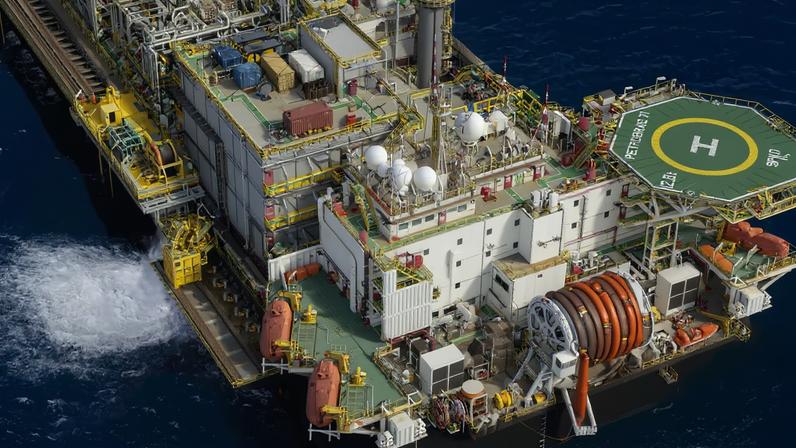 “Há notícias sobre refinarias da Petrobras trabalhando acima da capacidade”, disse Claudio Considera, pesquisador associado do FGV Ibre, sobre o impacto do conflito no Oriente Médio na atividade