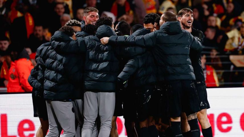 Time do PSG comemorando o pentacampeonato