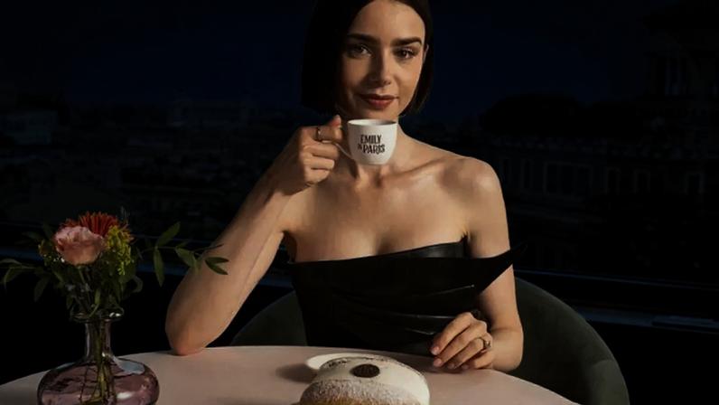 Estrelada por Lily Collins, 'Emily em Paris' se consagrou como um dos grandes sucessos da Netflix com história de romance em cenários turísticos europeus
