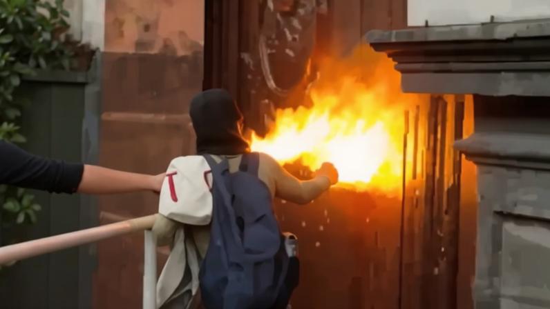 Vândalos tentam atear fogo à porta de igreja em Querétaro. (Captura de tela/Instagram/eltoro.tv)